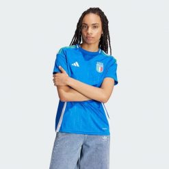 Koszulka Italy 24 Home. Niebieskie t-shirty sportowe adidas, l, z aplikacjami, z materiału, bez ramiączek, do piłki nożnej. Za 449.00 zł.