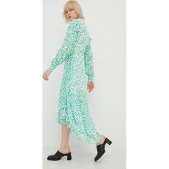 Bruuns Bazaar sukienka kolor biały midi rozkloszowana. Białe sukienki Bruuns Bazaar, bez wzorów, z asymetrycznym kołnierzem, bez ramiączek, maxi, asymetryczne. Za 649.99 zł.