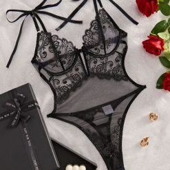 Body koronkowe na romantyczne wieczory Ludwina. Czarne body i gorsety Intica, bez wzorów, z koronki, bez ramiączek. Za 149.00 zł.