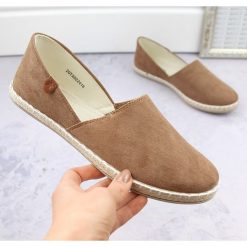 Espadryle damskie zamszowe z wycięciami taupe News 24TX02-2416 beżowy. Brązowe espadryle bez wzorów, z materiału, bez obcasa. W wyprzedaży za 119.54 zł.