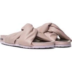 Klapki damskie beżowe Love Moschino JA28233G0EIE0609. Brązowe klapki Love Moschino, bez wzorów, bez obcasa, bez zapięcia. Za 502.99 zł.