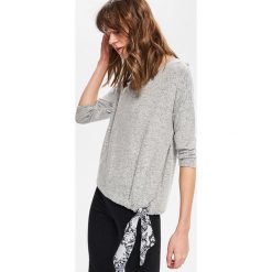 Bluzka z ozdobnym wiązaniem - Jasny szar. Bluzki marki Reserved. W wyprzedaży za 39.99 zł.