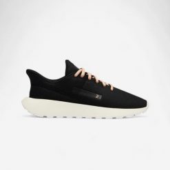 Buty sportowe damskie Decathlon KLNJ Be Essential. Czarne buty treningowe Decathlon, bez wzorów, z materiału, bez zapięcia, trekkingowe. Za 79.99 zł.