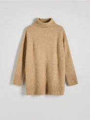 Sweter z golfem - beżowy. Brązowe swetry Reserved, l, bez wzorów, z dzianiny, bez ramiączek. W wyprzedaży za 69.99 zł.