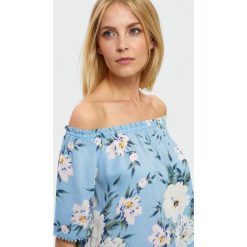 Bluzka z dekoltem carmen. Bluzki Greenpoint, bez wzorów, z wiskozy, bez kołnierzyka, bez ramiączek. Za 39.99 zł.