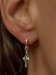 Les Petites Précieuses Pozłacane kolczyki-kreole z cyrkoniami rozmiar: onesize. Zielone kolczyki Les Petites Précieuses, z cyrkonią, pozłacane. Za 118.95 zł.