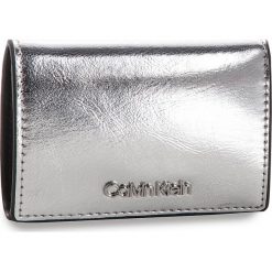 Mały Portfel Damski CALVIN KLEIN - Small Wallet Met K60K604961 067. Portfele marki Calvin Klein. W wyprzedaży za 199.00 zł.