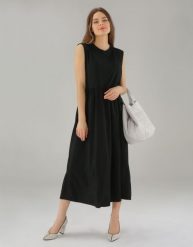 CZARNA SUKIENKA Z BAWEŁNY. Czarne sukienki Unisono, s, bez wzorów, z bawełny, bez kołnierzyka, bez ramiączek, midi, rozkloszowane. Za 139.00 zł.