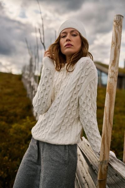 Sweter z ozdobnym splotem beżowy. Brązowe swetry MOODO, l, bez wzorów, z poliamidu, bez ramiączek. Za 149.99 zł.