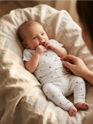 Komplet: body i legginsy - kremowy. Białe legginsy sportowe Sinsay, l, bez wzorów. W wyprzedaży za 17.99 zł.