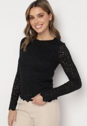 Czarna Bluzka z Koronki o Dopasowanym Kroju Ravianis. Czarne bluzki Born2be, m, z aplikacjami, z jeansu, eleganckie, bez kołnierzyka, bez ramiączek. W wyprzedaży za 76.49 zł.