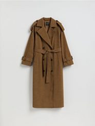 Długi trencz z paskiem - brązowy. Brązowe płaszcze Reserved, l, bez wzorów, ze skóry, bez kaptura. Za 399.99 zł.