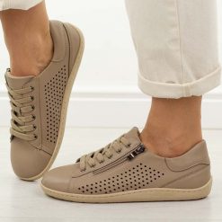 Beżowe skórzane półbuty damskie barefoot Jezzi Ol38-6. Brązowe półbuty wsuwane Jezzi, na jesień, w ażurowe wzory, z jeansu, klasyczne, bez obcasa, na płaskiej podeszwie. Za 239.00 zł.