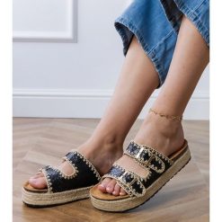Czarne klapki espadryle brokatowe z klamerkami. Czarne espadryle bez wzorów, z materiału, casualowe, z okrągłym noskiem, bez obcasa, na platformie. Za 86.24 zł.