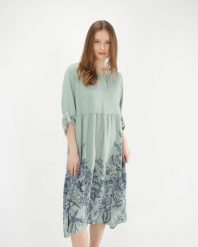 Zielona sukienka z wiskozy. Zielone sukienki Unisono, l, bez wzorów, z wiskozy, bez kołnierzyka, bez ramiączek, midi. Za 239.00 zł.