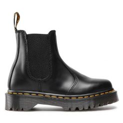 Sztyblety Dr. Martens. Czarne botki Dr Martens, bez wzorów, bez obcasa, na płaskiej podeszwie, bez zapięcia. Za 499.99 zł.