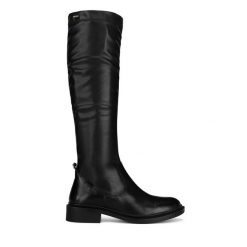 Kozaki MEXX. Czarne kozaki Mexx, bez wzorów, bez obcasa, na płaskiej podeszwie, bez zapięcia. Za 279.99 zł.