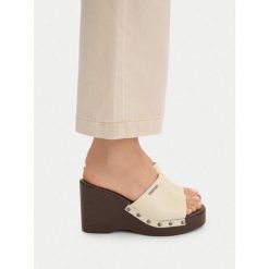 Klapki G-Star. Brązowe klapki G-Star, bez wzorów, retro, bez obcasa, bez zapięcia. Za 259.99 zł.