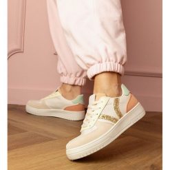 Beżowe sneakersy trampki zdobione brokatem beżowy. Brązowe trampki z aplikacjami, z materiału, eleganckie, bez zapięcia. Za 84.78 zł.
