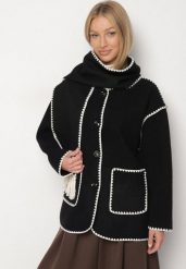 Czarna Pudełkowa Kurtka z Ozdobnymi Przeszyciami i Szalikiem Salenalia. Czarne kurtki Born2be, bez wzorów, z jeansu, eleganckie, bez kaptura. Za 199.99 zł.