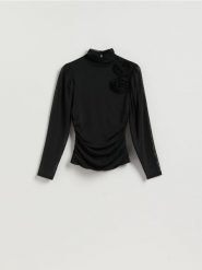 Bluzka z kwiatową aplikacją - czarny. Czarne bluzki Reserved, l, z aplikacjami, z dzianiny, bez kołnierzyka, bez ramiączek. Za 99.99 zł.