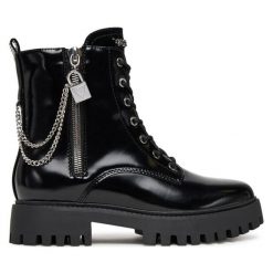 Botki Guess. Czarne botki Guess, z aplikacjami, bez obcasa, na płaskiej podeszwie, bez zapięcia. Za 609.99 zł.