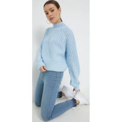 Noisy May sweter Tessa damski z golfem. Niebieskie swetry Noisy May, l, bez wzorów, z dzianiny, bez ramiączek. W wyprzedaży za 97.99 zł.