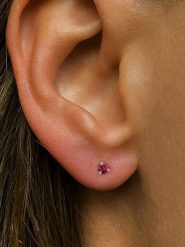 Les Petites Précieuses Pozłacane kolczyki-wkrętki z rubinem rozmiar: onesize. Czerwone kolczyki Les Petites Précieuses, z rubinem, pozłacane. Za 145.26 zł.