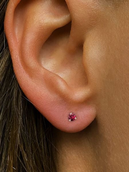 Les Petites Précieuses Pozłacane kolczyki-wkrętki z rubinem rozmiar: onesize. Czerwone kolczyki Les Petites Précieuses, z rubinem, pozłacane. Za 132.05 zł.