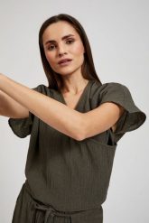 Koszula z dekoltem w serek i krótkimi rękawami oliwkowa. Zielone koszule MOODO, l, bez wzorów, bez kołnierzyka, bez ramiączek. W wyprzedaży za 44.99 zł.