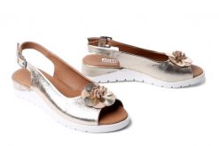 Artiker Relaks 58C3185 Złoty, sandały damskie. Żółte sandały Artiker Relaks, bez wzorów, ze skóry, bez obcasa, na koturnie, bez zapięcia. Za 239.90 zł.