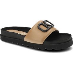 Beżowe Klapki Karino Modne Buty Na Lato. Brązowe klapki Karino, bez wzorów, bez obcasa, na platformie, bez zapięcia. Za 309.00 zł.