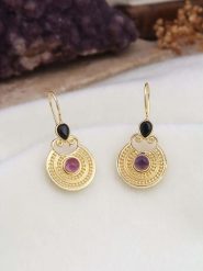 L'Atelier de Gaia Pozłacane kolczyki z ametystami rozmiar: onesize. Czarne kolczyki L'Atelier de Gaia, z ametystem, pozłacane. Za 96.37 zł.