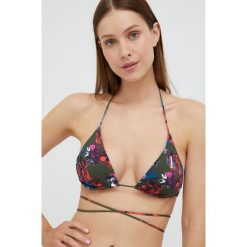 Calvin Klein biustonosz kąpielowy lekko usztywniona miseczka. Bikini Calvin Klein, bez wzorów, z poliamidu. W wyprzedaży za 160.99 zł.