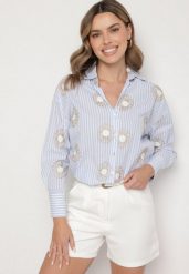 Jasnoniebieska Bawełniana Koszula w Paski Zdobiona Haftem z Metaliczną Nicią Redamia. Niebieskie koszule Born2be, l, z aplikacjami, z bawełny, eleganckie, bez kołnierzyka, bez ramiączek. W wyprzedaży za 76.49 zł.