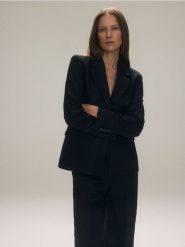 Jednorzędowa marynarka z lnem - czarny. Czarne marynarki i żakiety Reserved, l, bez wzorów, z tkaniny, bez ramiączek. W wyprzedaży za 179.99 zł.