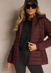 Bordowa Kurtka Ozdobiona Pikowaniem Wykończona Sznurkami i Kapturem Mivissa. Czerwone kurtki Renee, m, bez wzorów, z jeansu, eleganckie. W wyprzedaży za 74.99 zł.