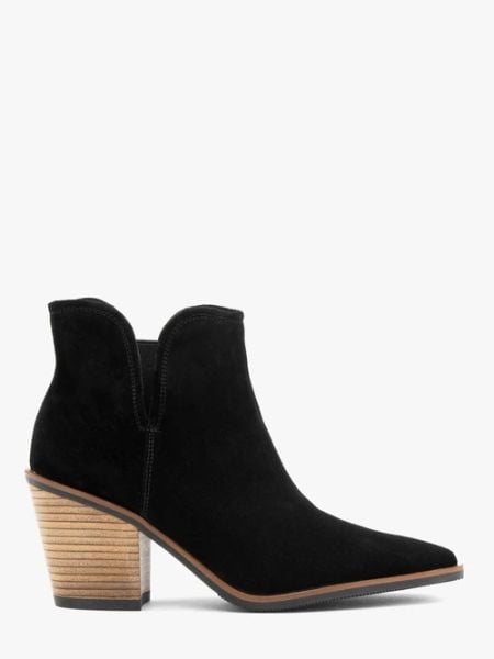 Czarne botki z wycięciem przy kostce. Czarne botki Ryłko, bez wzorów, z gumy, z okrągłym noskiem, bez obcasa, na słupku, bez zapięcia. Za 479.99 zł.