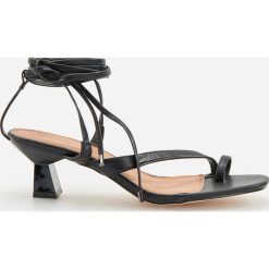 Sandały na geometrycznym obcasie - Czarny. Czarne sandały marki Reserved, bez wzorów. Za 139.99 zł.