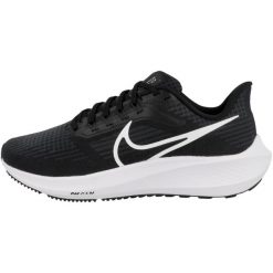 Buty do biegania damskie Nike Air Zoom Pegasus 39. Czarne buty do biegania Nike, bez wzorów, z gumy, bez zapięcia, do biegania. Za 662.00 zł.