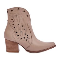 Lewski Shoes Ażurowe Botki Kowbojki Skórzane Na Słupku Lewski 3613 Ciemnobeżowe beżowy. Brązowe botki w ażurowe wzory, ze skóry, bez obcasa, na obcasie, bez zapięcia. Za 527.31 zł.