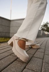 Jasnobeżowe Półbuty na Platformie i Słupku w Stylu Mary Jane ze Sprzączką Rivora. Brązowe półbuty wsuwane Renee, bez wzorów, z materiału, z okrągłym noskiem, bez obcasa, na platformie. W wyprzedaży za 99.99 zł.