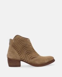 BRĄZOWE BOTKI Z ZAMSZU C703 MARV STONE. Brązowe botki Venezia, bez wzorów, ze skóry, bez obcasa, bez zapięcia. Za 499.00 zł.