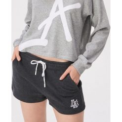 Dresowe szorty z napisem - Szary. Szorty sportowe marki Sinsay. Za 39.99 zł.