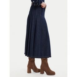 Kozaki DeeZee. Brązowe kozaki DeeZee, bez wzorów, bez obcasa, na słupku, bez zapięcia. Za 219.99 zł.