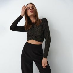 Krótka bluzka z długim rękawem - Czarny. Czarne bluzki Mohito, l, bez wzorów, bez kołnierzyka, bez ramiączek. Za 69.99 zł.