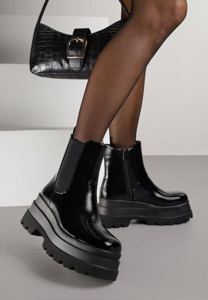 Czarne Lakierowane Botki Typu Sztyblety na Grubej Podeszwie Tevalma. Czarne botki Born2be, bez wzorów, z jeansu, eleganckie, bez obcasa, na płaskiej podeszwie, bez zapięcia. Za 179.99 zł.