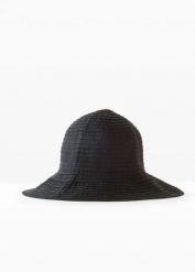 Kapelusz typu bucket w stylu żebrowanym. Czarne kapelusze bonprix, bez wzorów, klasyczne. Za 34.99 zł.