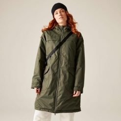Kurtka przeciwdeszczowa z kapturem damska Regatta Romine II. Brązowe kurtki przeciwdeszczowe Regatta, bez wzorów, z kapturem, trekkingowe. Za 379.99 zł.