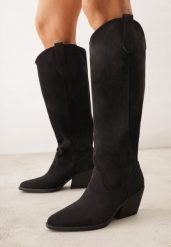 Czarne Gładkie Kozaki Kowbojki z Imitacji Zamszu na Stożkowym Obcasie Karelia. Czarne kozaki Born2be, bez wzorów, z materiału, z otwartym noskiem, bez obcasa, na obcasie, bez zapięcia. Za 199.99 zł.